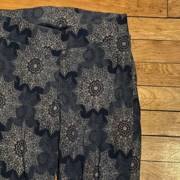 Torrid Women’s Dark Blue and White Mandala Printed Leggings Size 1 - Picture 2 of 4
